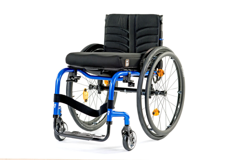 Three-quarter profile image of a 'Quickie Argon Ti' self-propelling wheelchair, with a metallic blue frame.